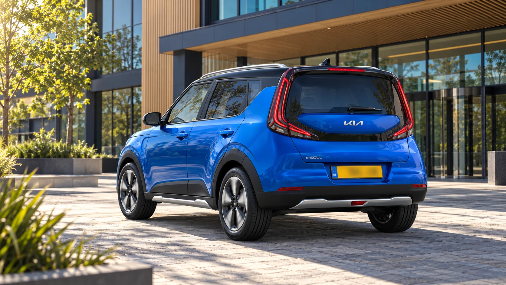 Kia Soul van achteren bij een kantoor