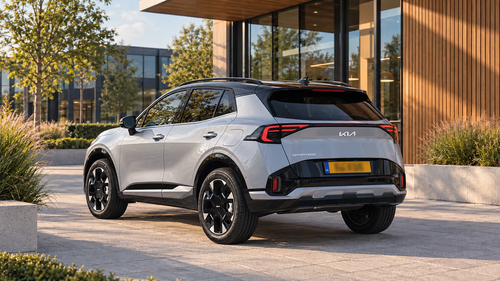 Kia Sportage van achteren bij een kantoor