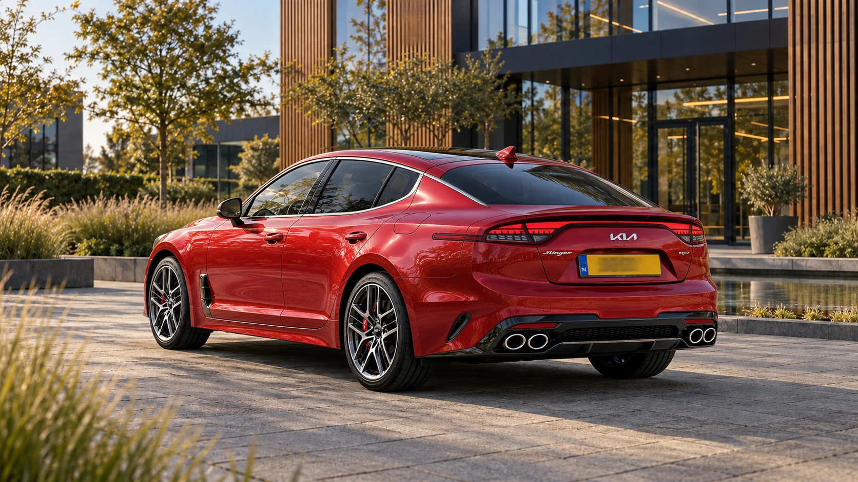 Kia Stinger van achteren bij een kantoor