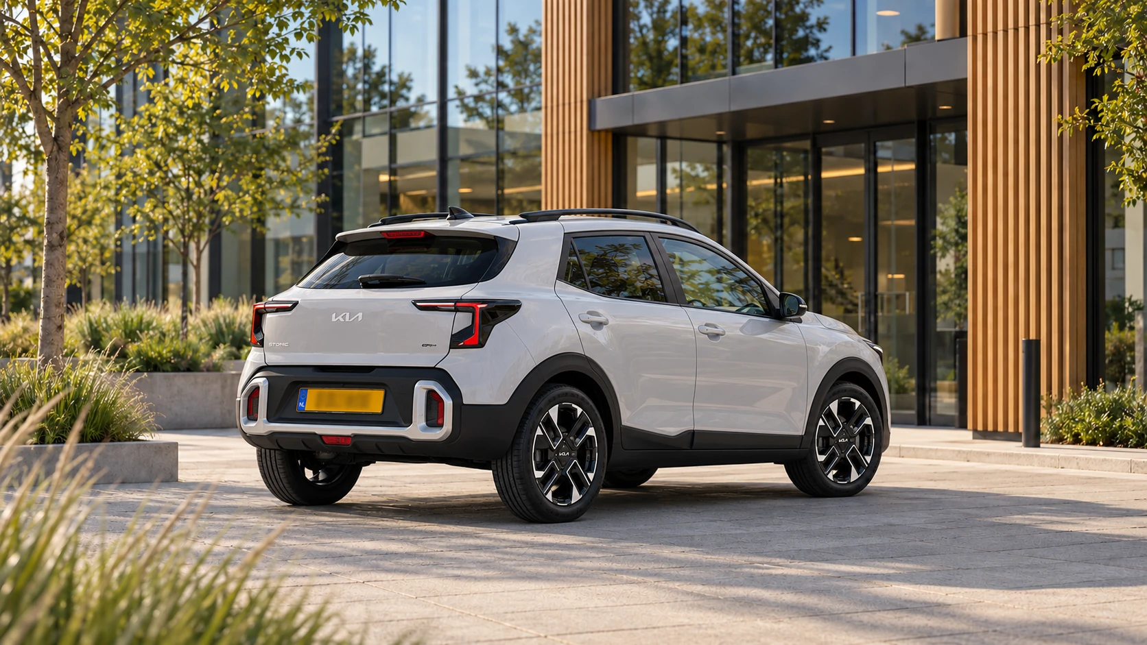 Kia Stonic van achteren bij een kantoor