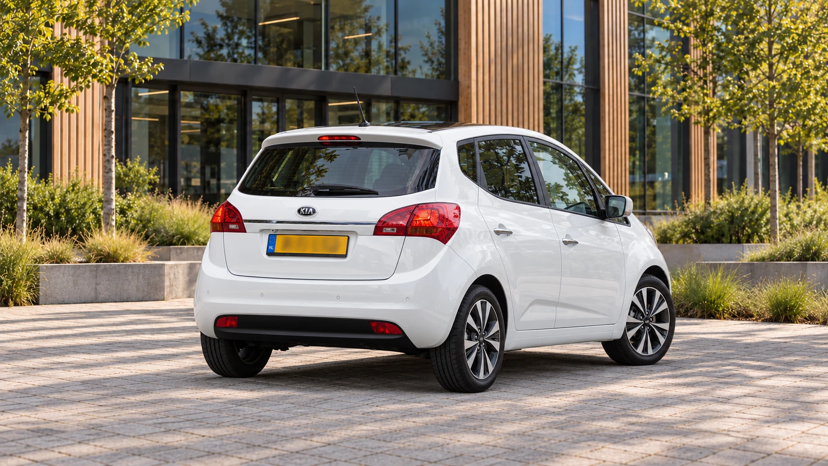 Kia Venga van achteren bij een kantoor