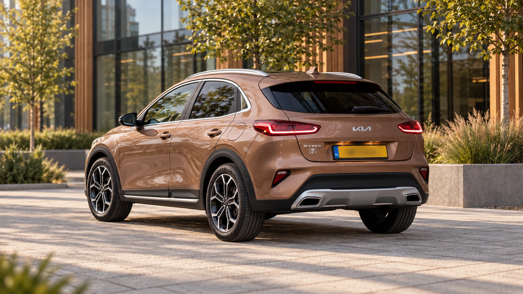 Kia XCeed van achteren bij een kantoor