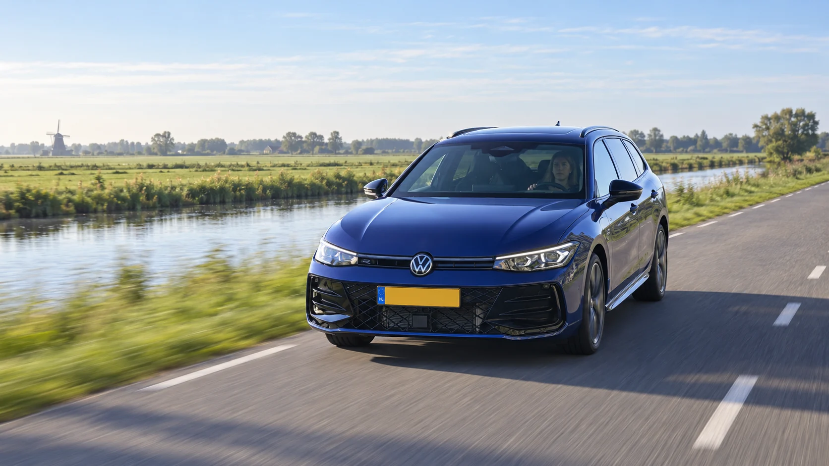 Illustratieve Volkswagen Passat Variant langs een zakelijke reisroute