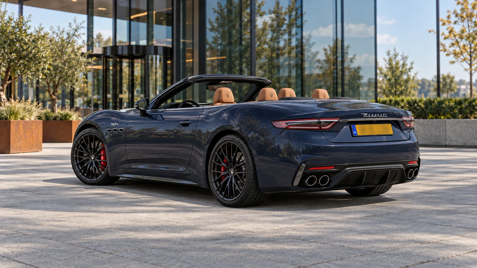 Maserati GranCabrio van achteren