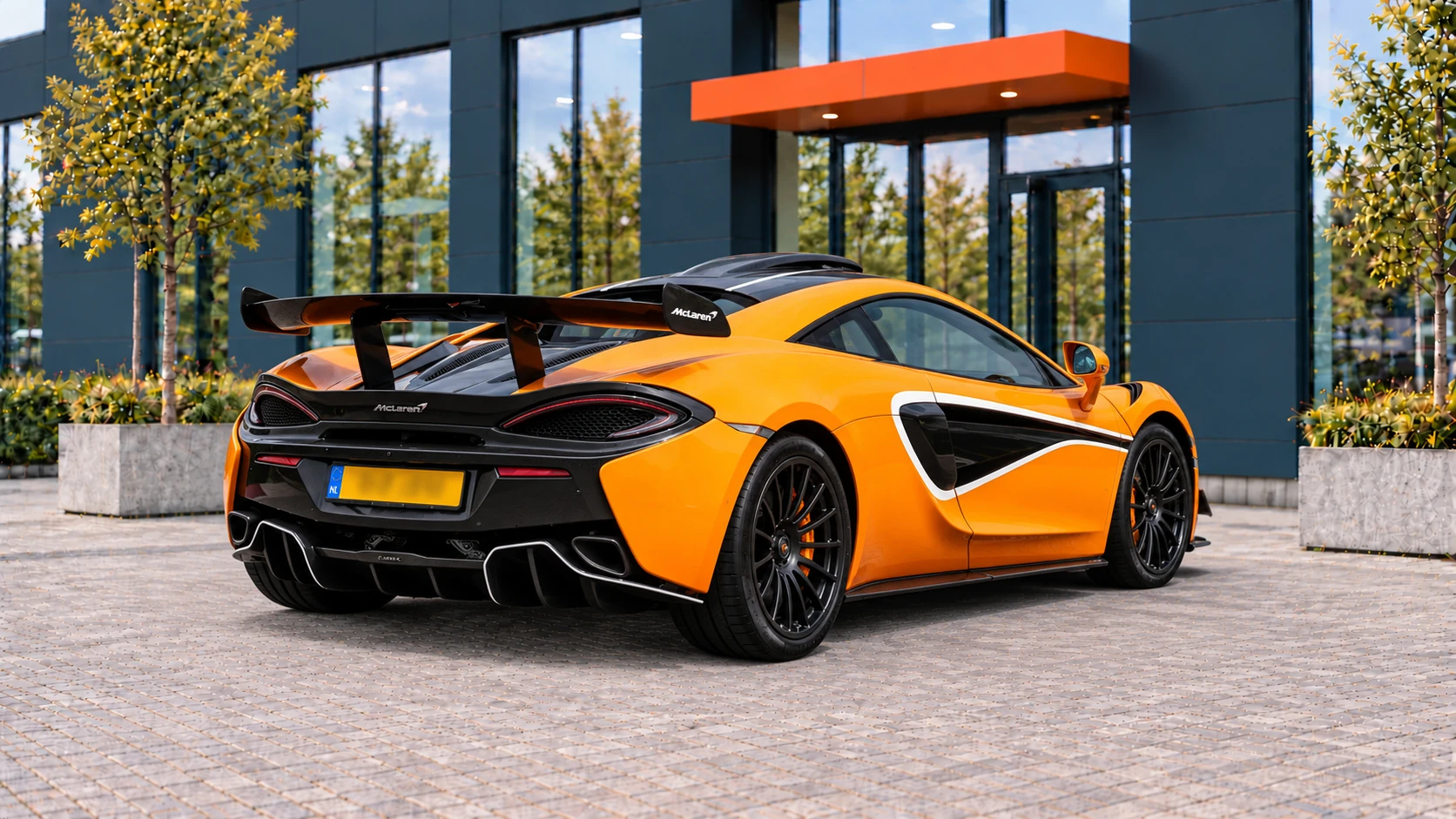 McLaren 620R van achteren