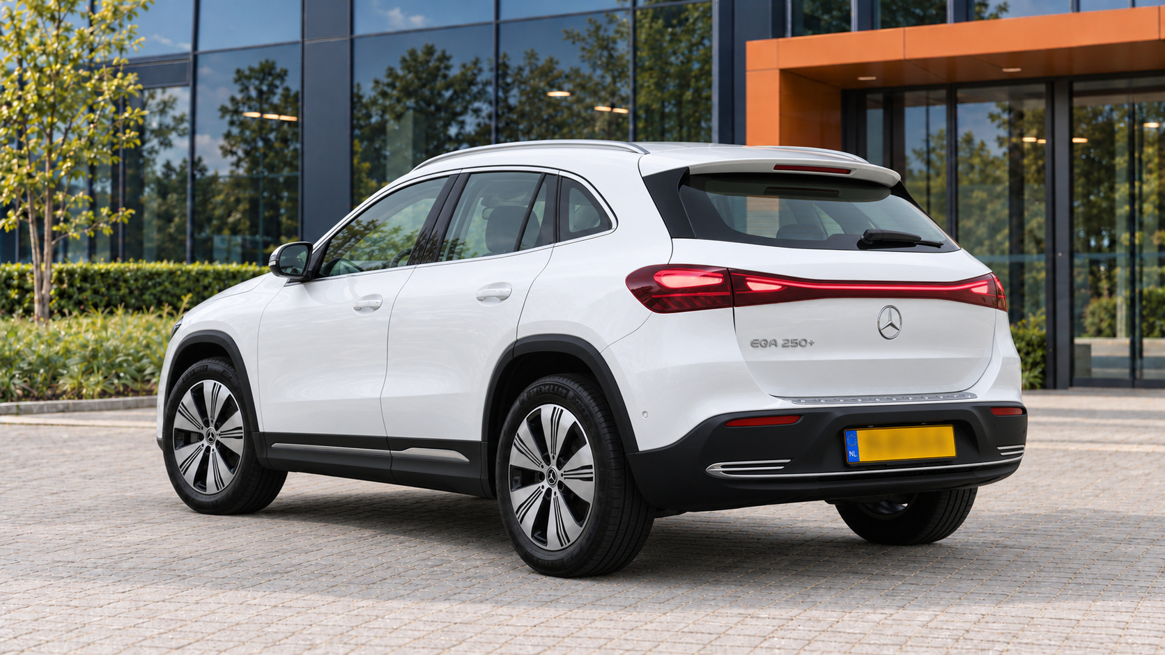 Mercedes-Benz EQA van achteren