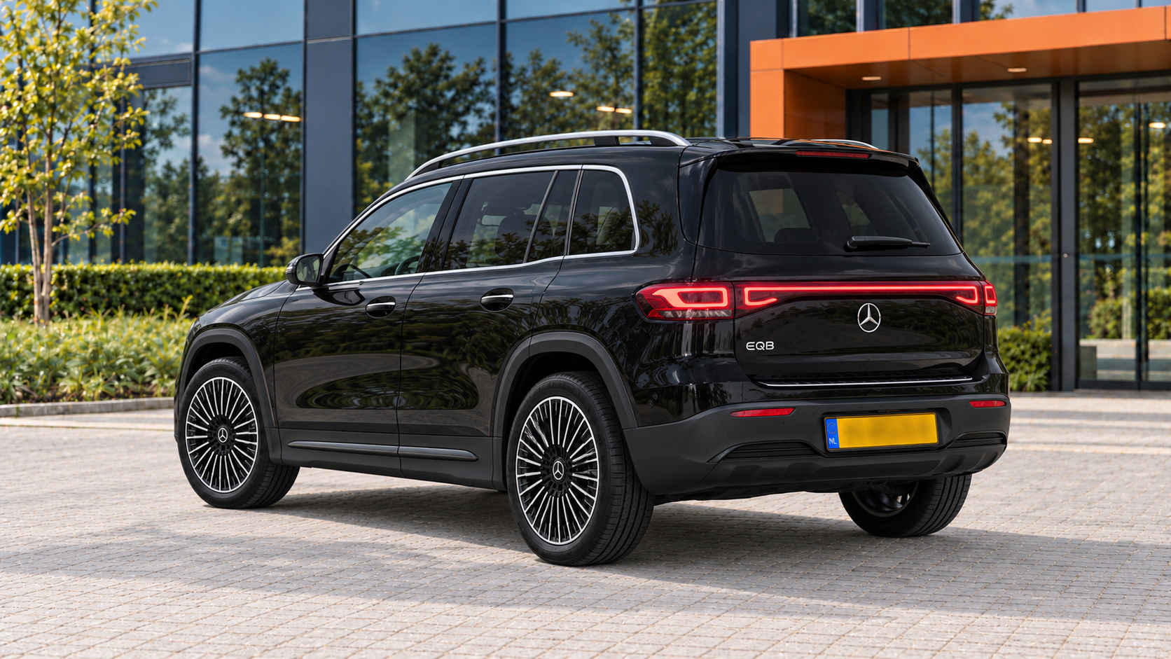 Mercedes-Benz EQB van achteren