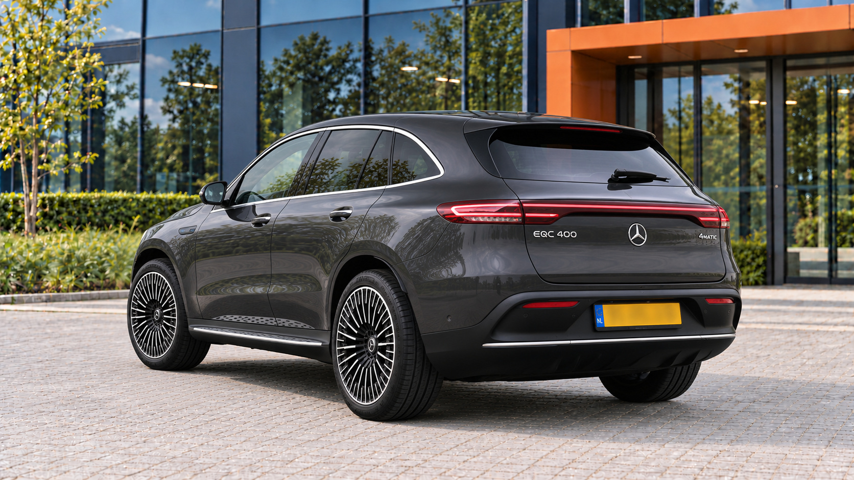 Mercedes-Benz EQC van achteren