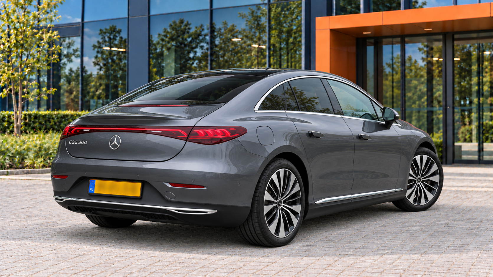 Mercedes-Benz EQE van achteren