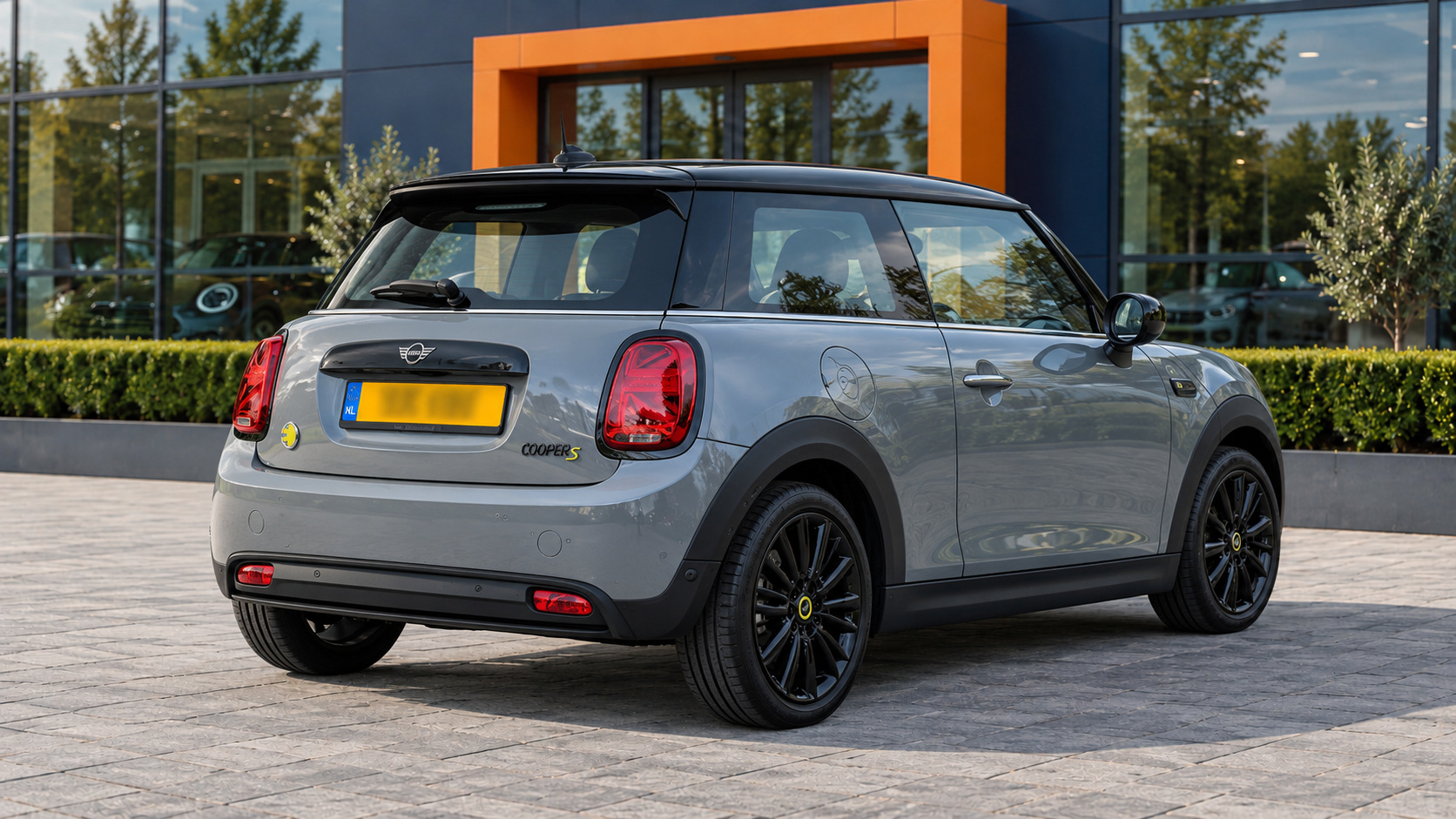 MINI hatchback van achteren