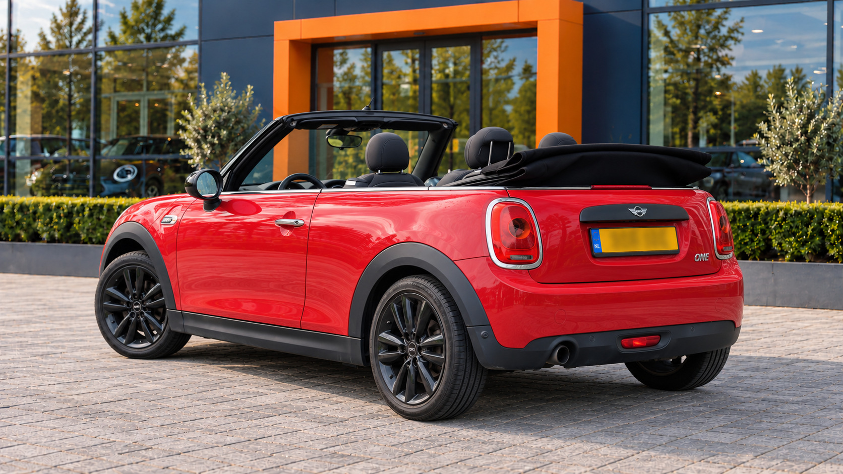 MINI One Cabrio van achteren