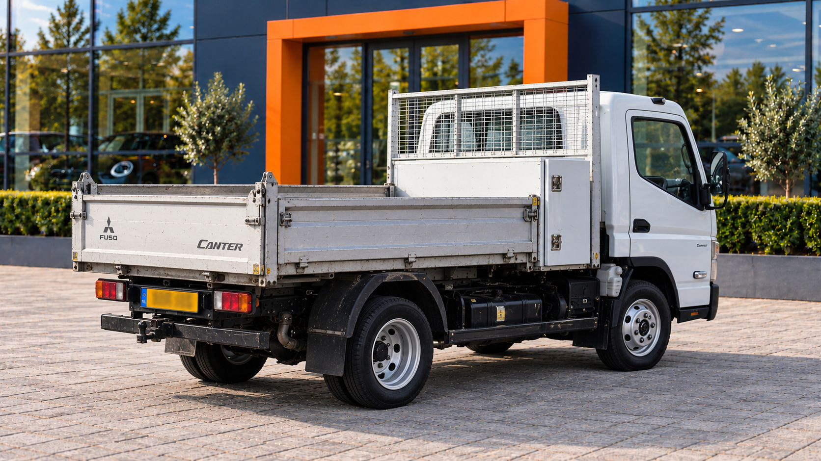 Mitsubishi Canter van achteren