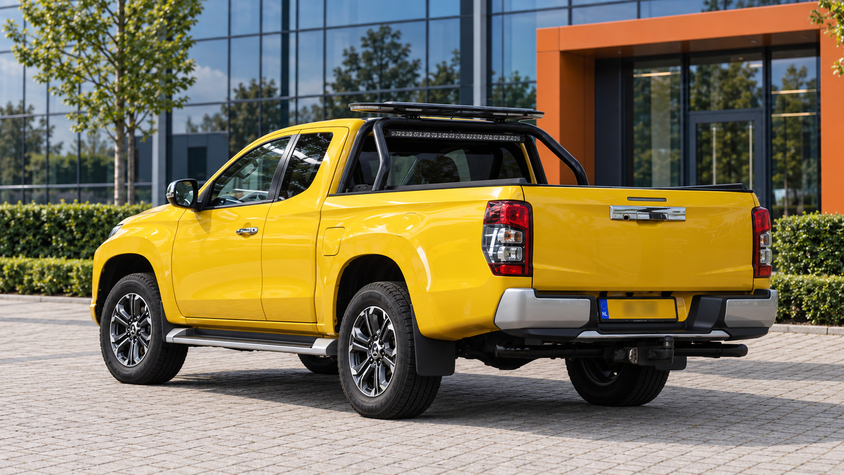 Mitsubishi L200 van achteren
