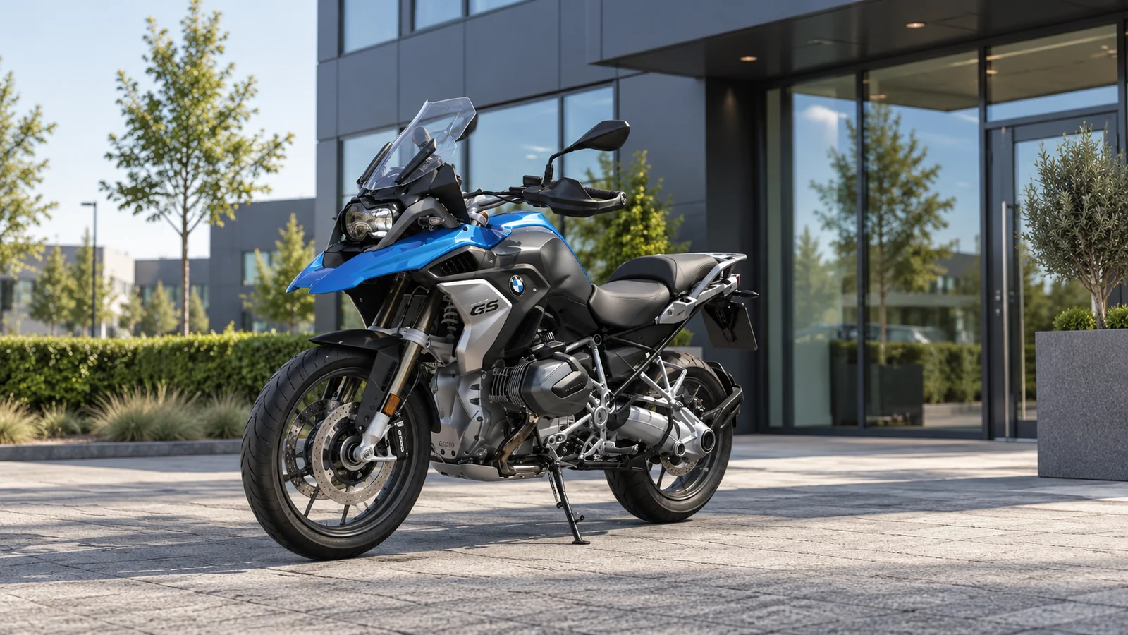 BMW R 1250 GS bij een modern zakelijk kantoor