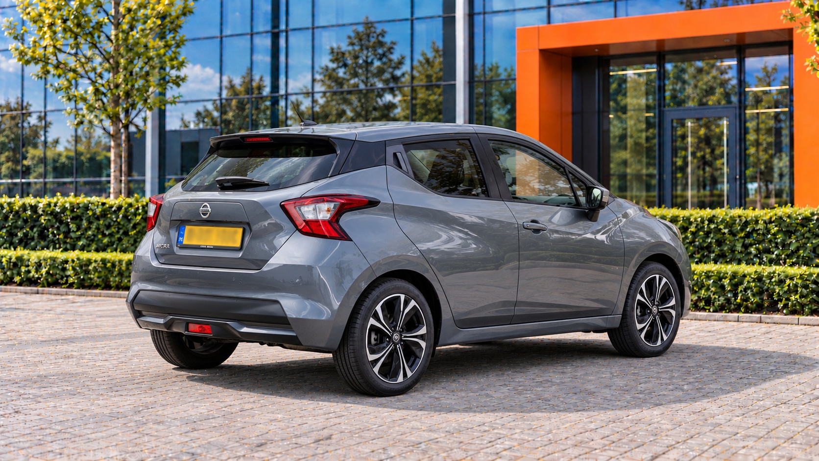 Nissan Micra van achteren