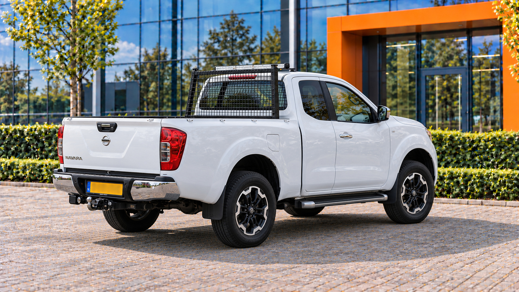 Nissan Navara van achteren