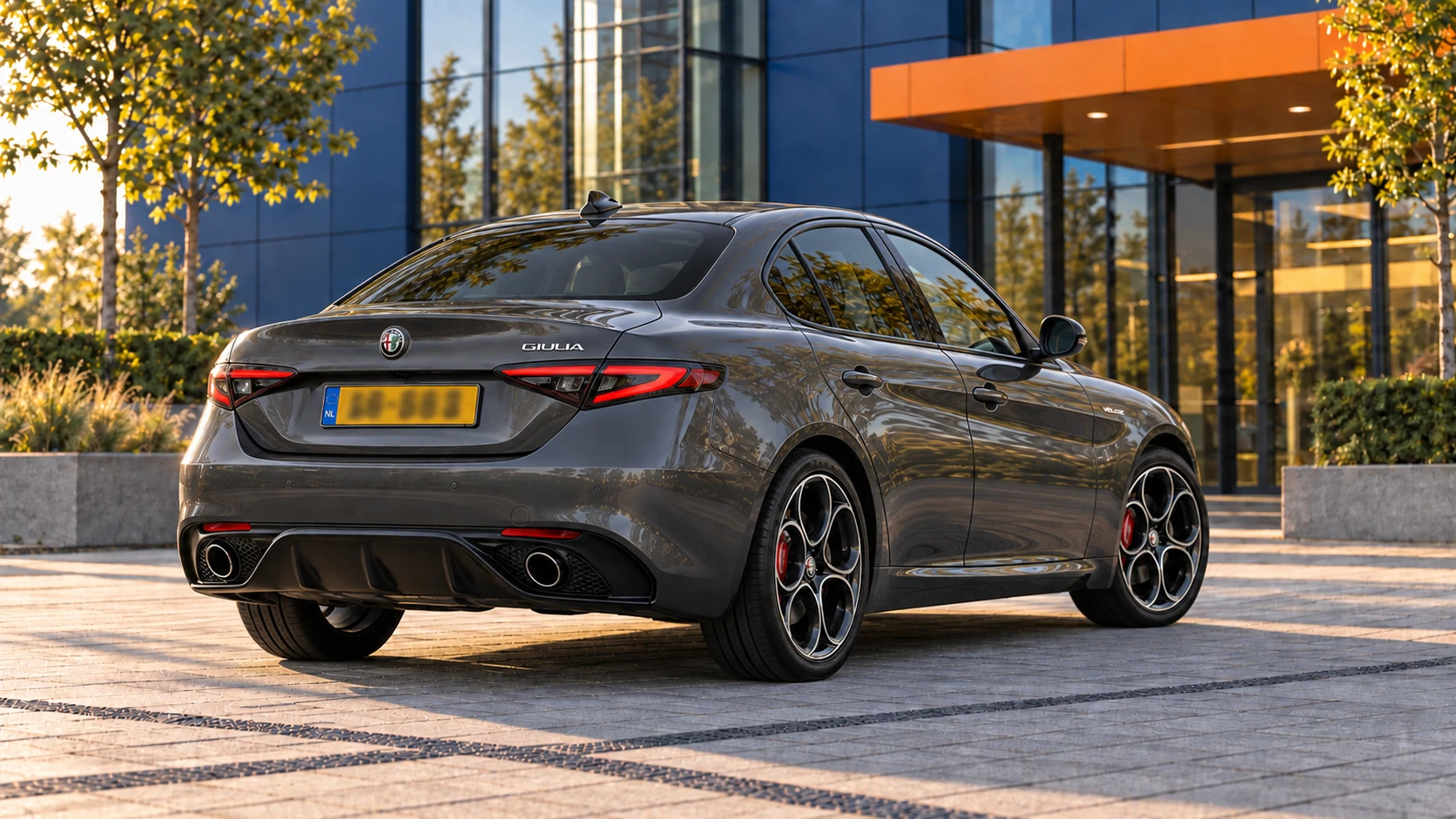 Grijze Alfa Romeo Giulia Veloce van dezelfde generatie, schuin van achteren