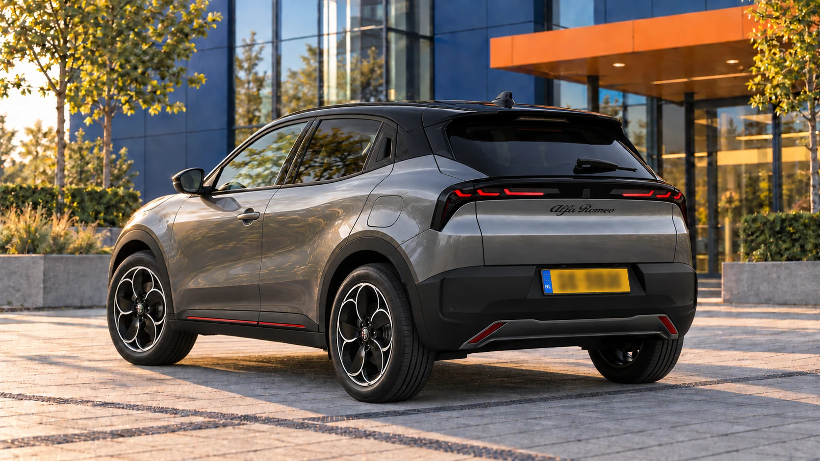 Grijze Alfa Romeo Junior Elettrica Speciale met zwart dak en 18-inch Petali-wielen, schuin van achteren