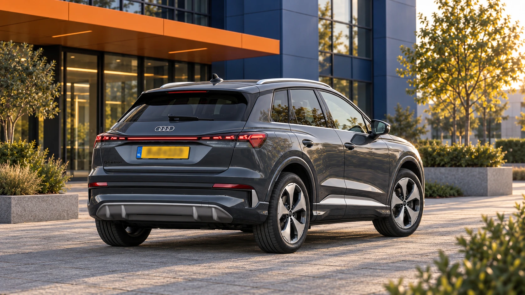Grijze Audi Q4 e-tron SUV facelift van 2026, schuin van achteren met zicht op de gewone SUV-carrosserie