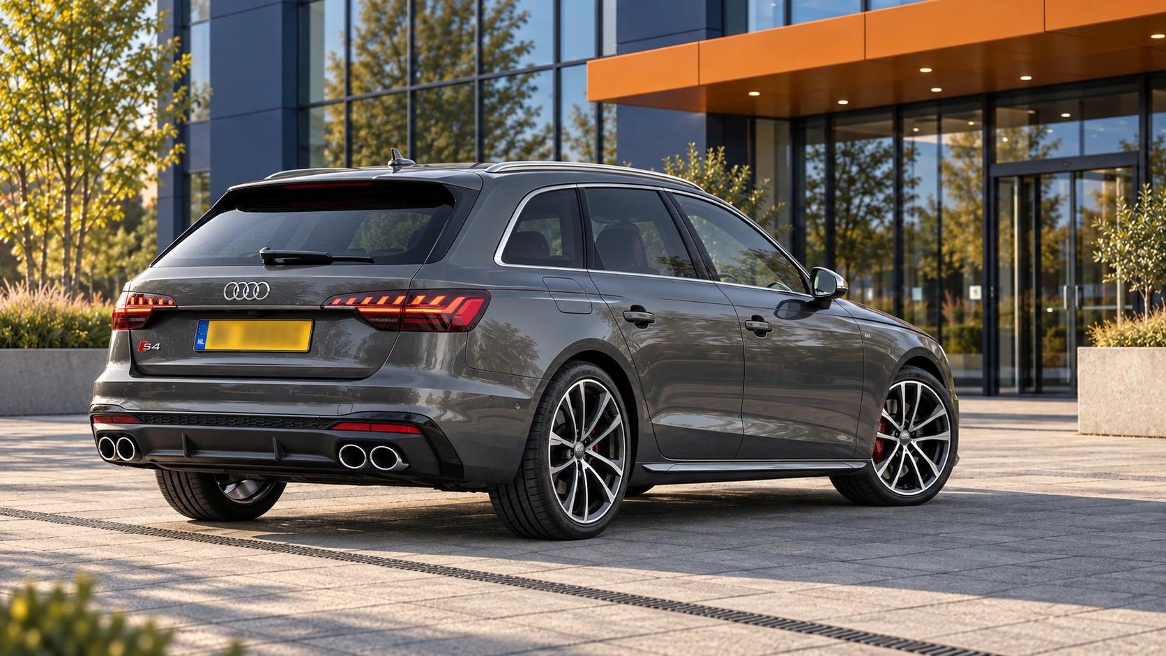 Achterzijde van een grijze Audi S4 Avant van de B9-facelift met vier ronde uitlaatpijpen