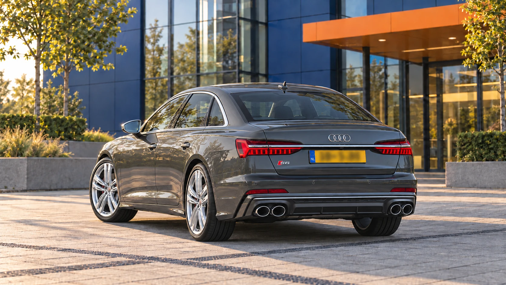 Grijze Audi S6 TDI Limousine van de C8-generatie, schuin van achteren gezien