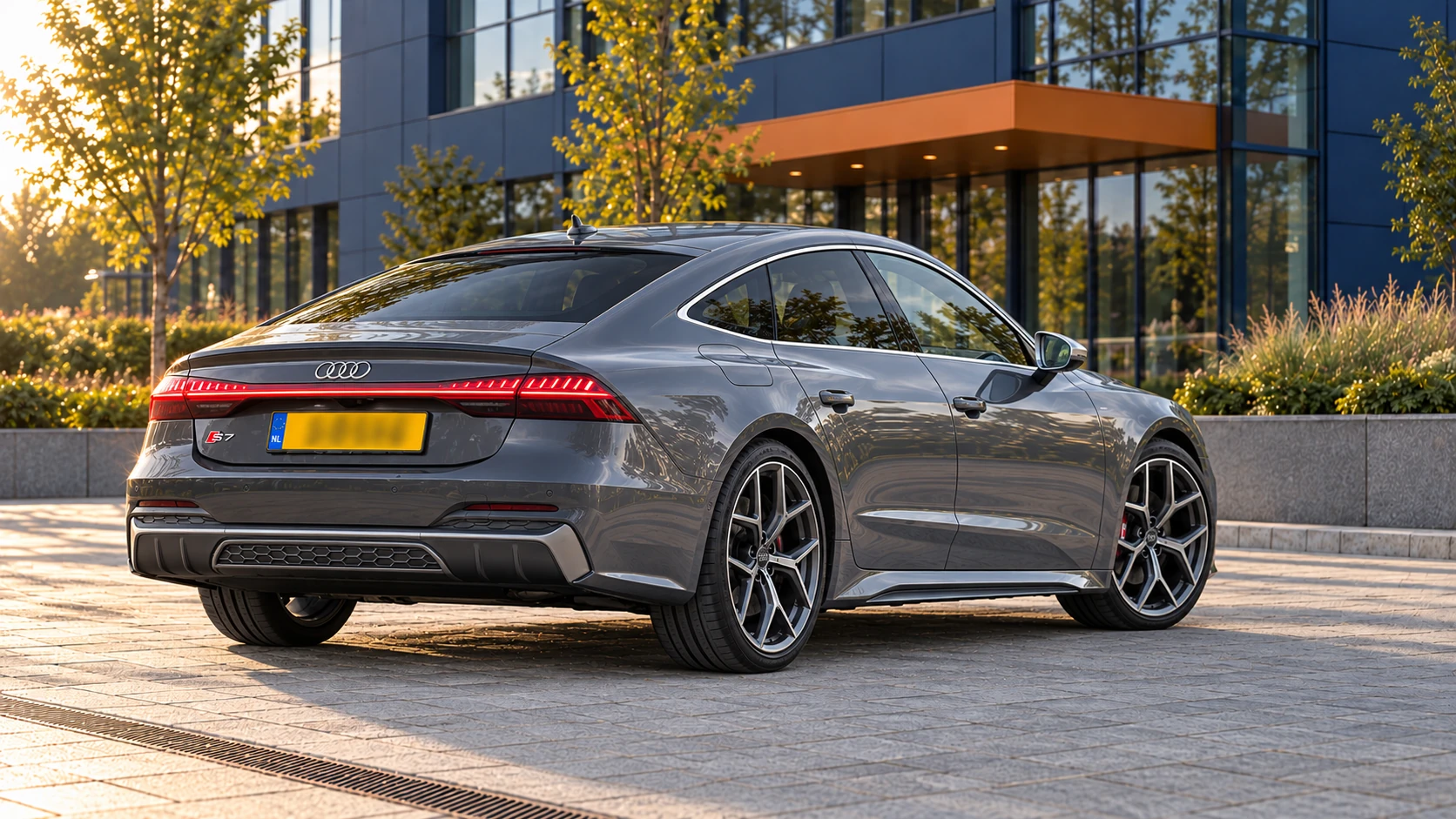 Achterzijde van een grijze Audi S7 Sportback TDI na de modelupdate van 2023, met grote achterklep en vernieuwde diffuser