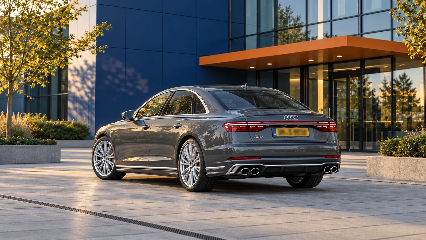 Grijze Audi S8 sedan van de D5 faceliftgeneratie van achteren met vier ronde uitlaateindstukken