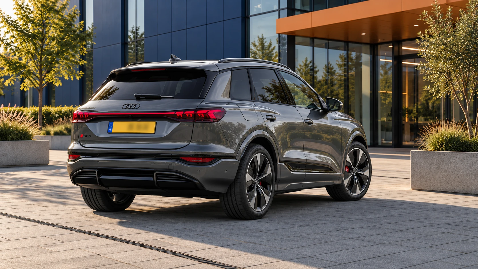 Achterzijde van een grijze Audi SQ6 e-tron SUV van de eerste PPE-generatie met de gewone SUV-carrosserie