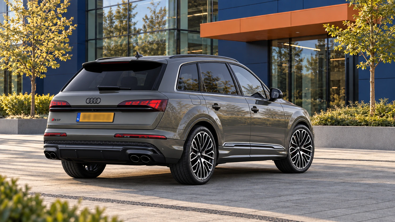 Grijze Audi SQ7 TFSI van de tweede generatie na de facelift van 2024, schuin van achteren met de gewone SUV-daklijn
