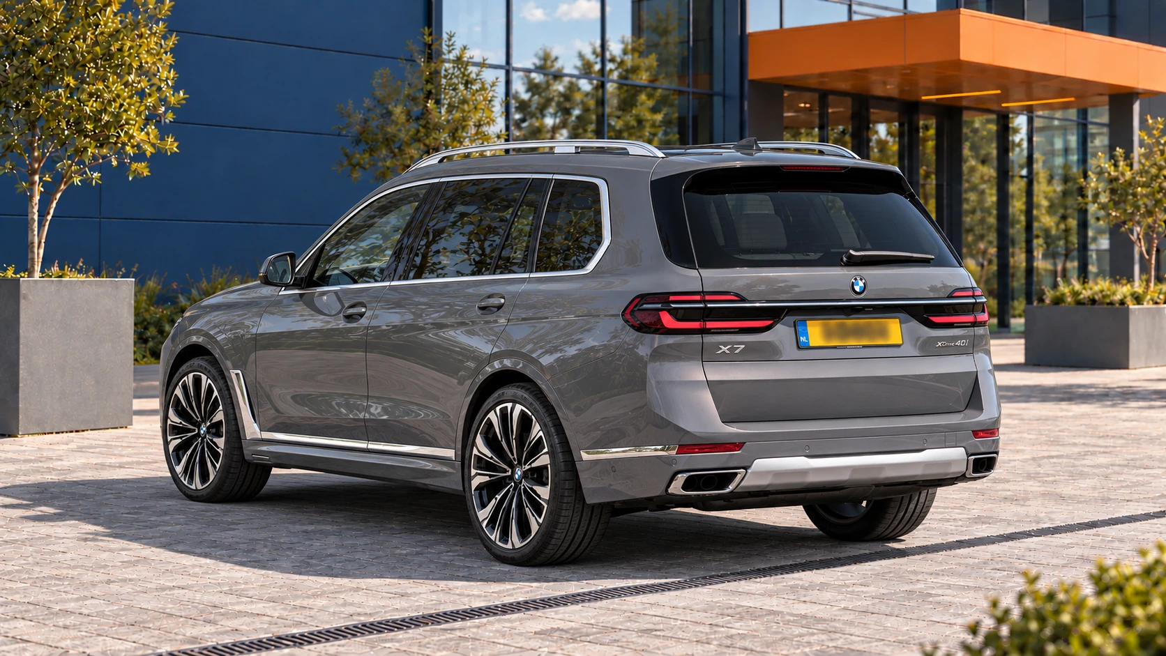 Achterzijde van dezelfde BMW X7 xDrive40i met chroomdetails