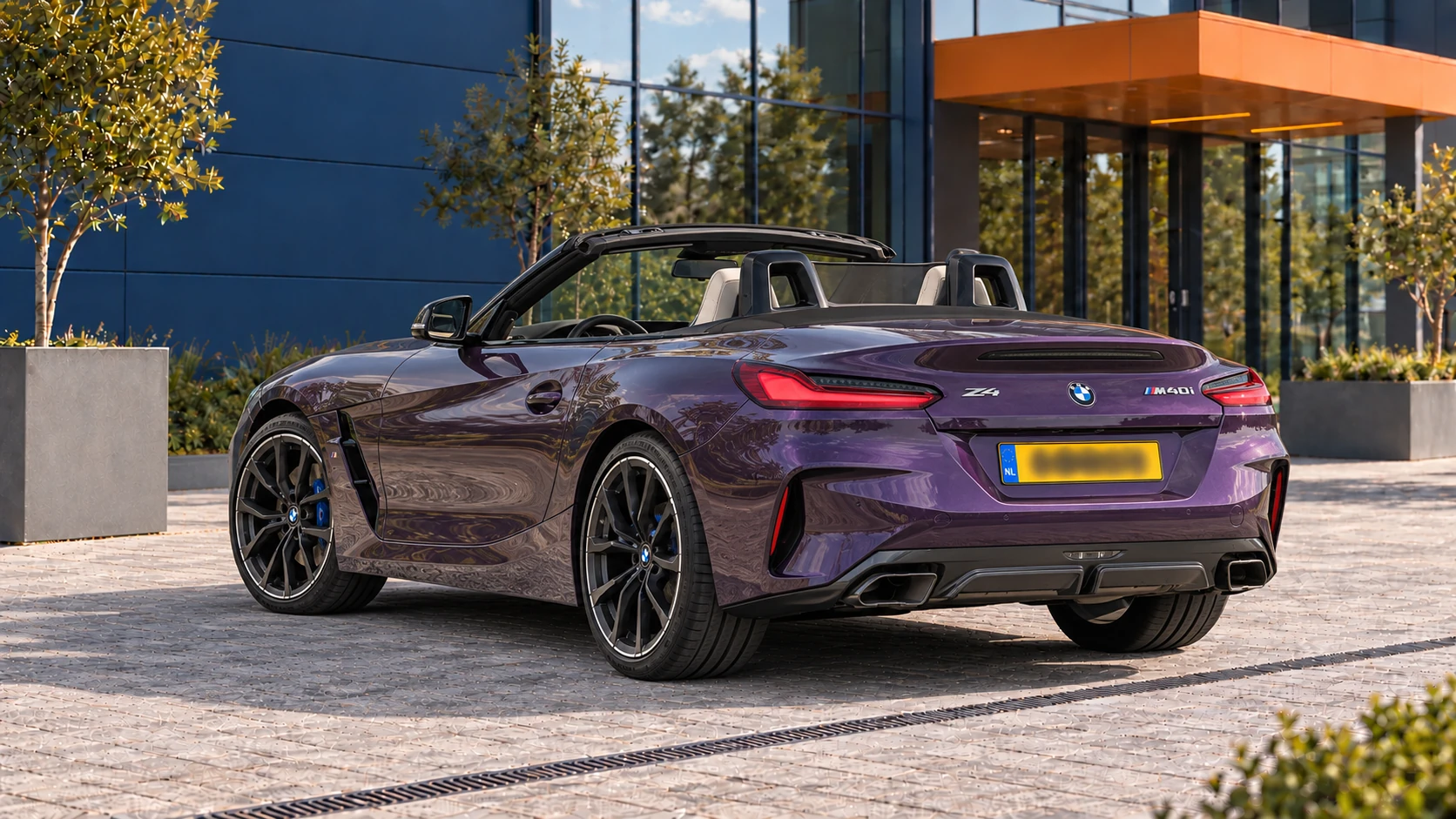 Achterzijde van dezelfde BMW Z4 M40i met geopend dak en twee uitlaatsierstukken