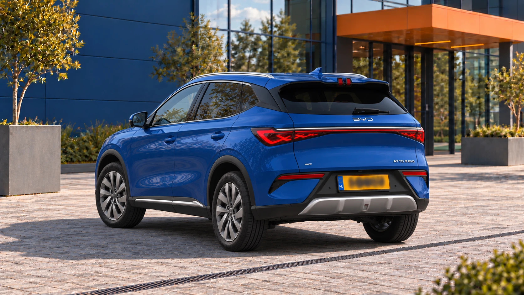 Achterzijde van dezelfde BYD Atto 3 EVO Excellence met doorlopende lichtband