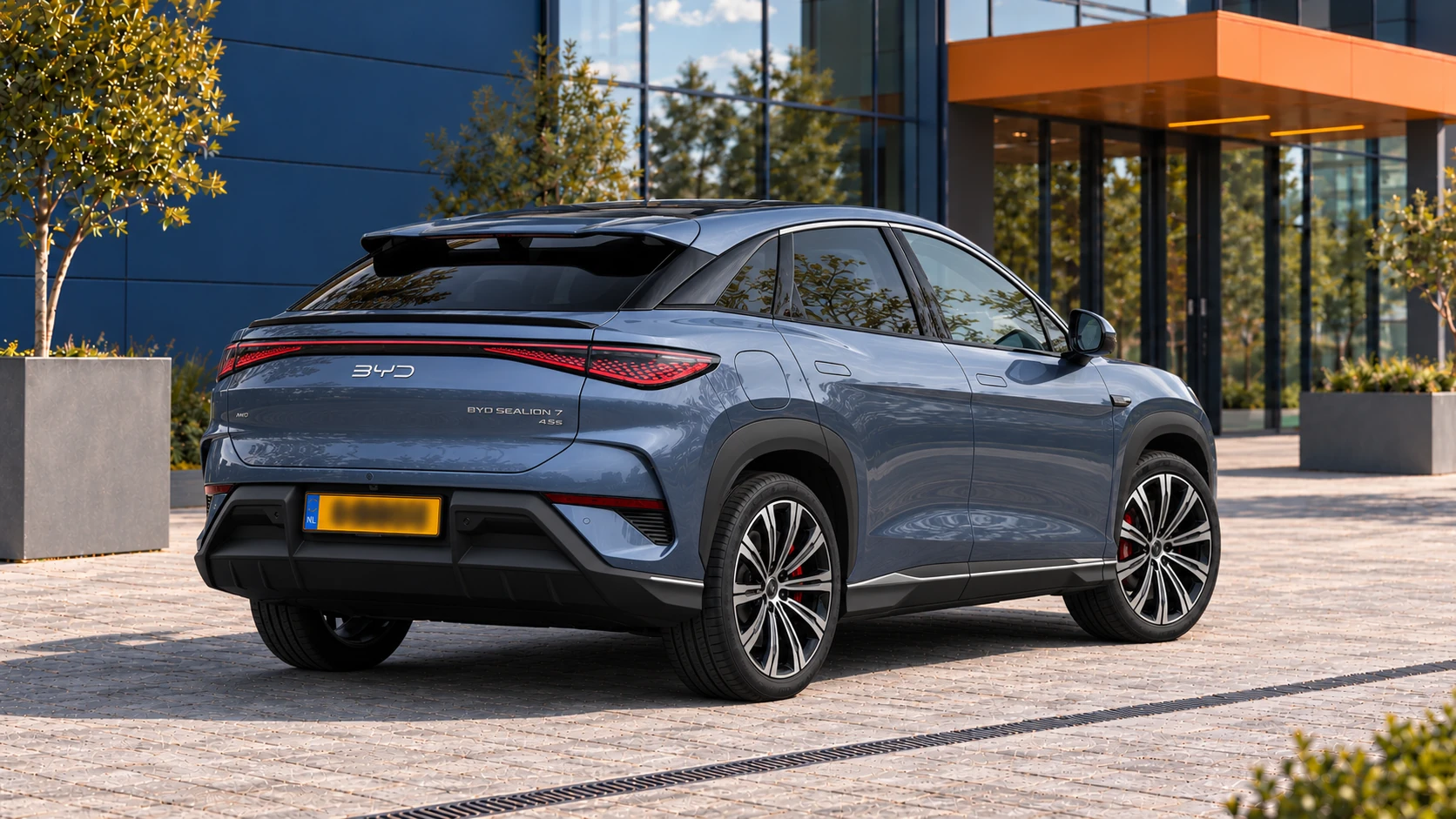 Achterzijde van dezelfde elektrische BYD Sealion 7 Excellence AWD