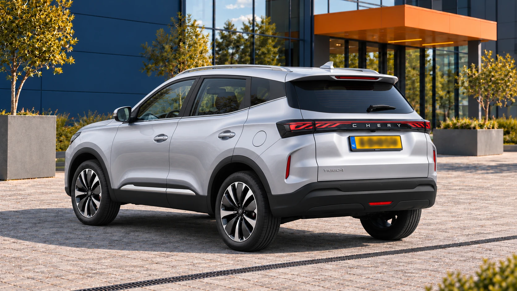 Achterzijde van dezelfde zilveren Chery Tiggo 4 Hybrid