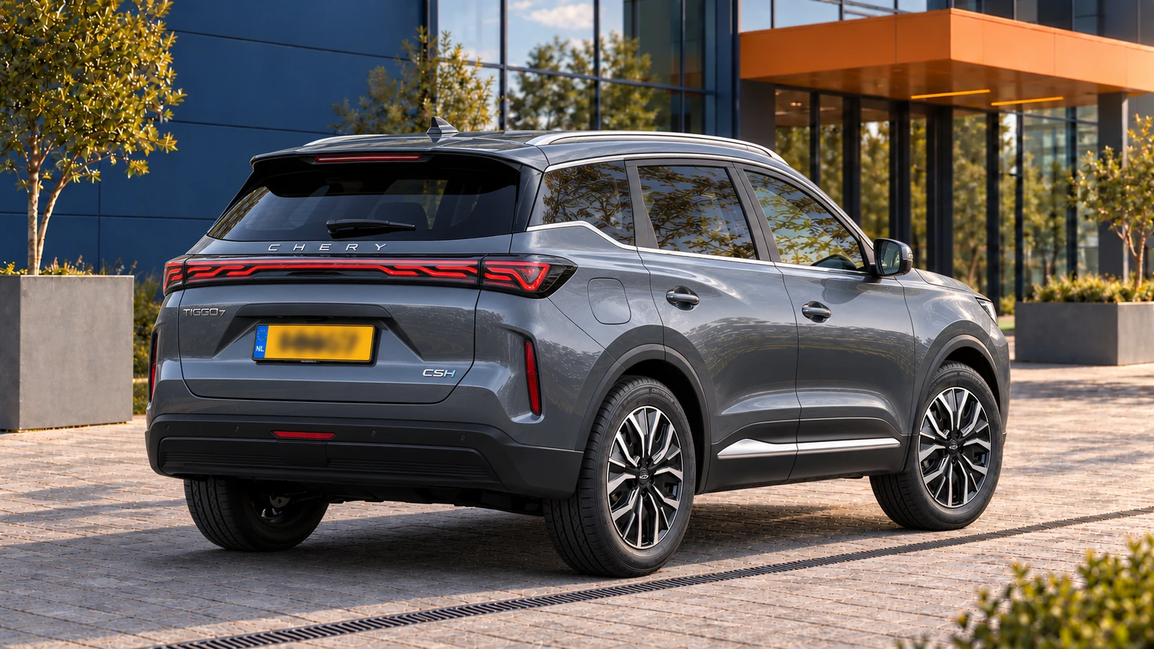 Achterzijde van dezelfde grijze Chery Tiggo 7 Plug-in Hybrid