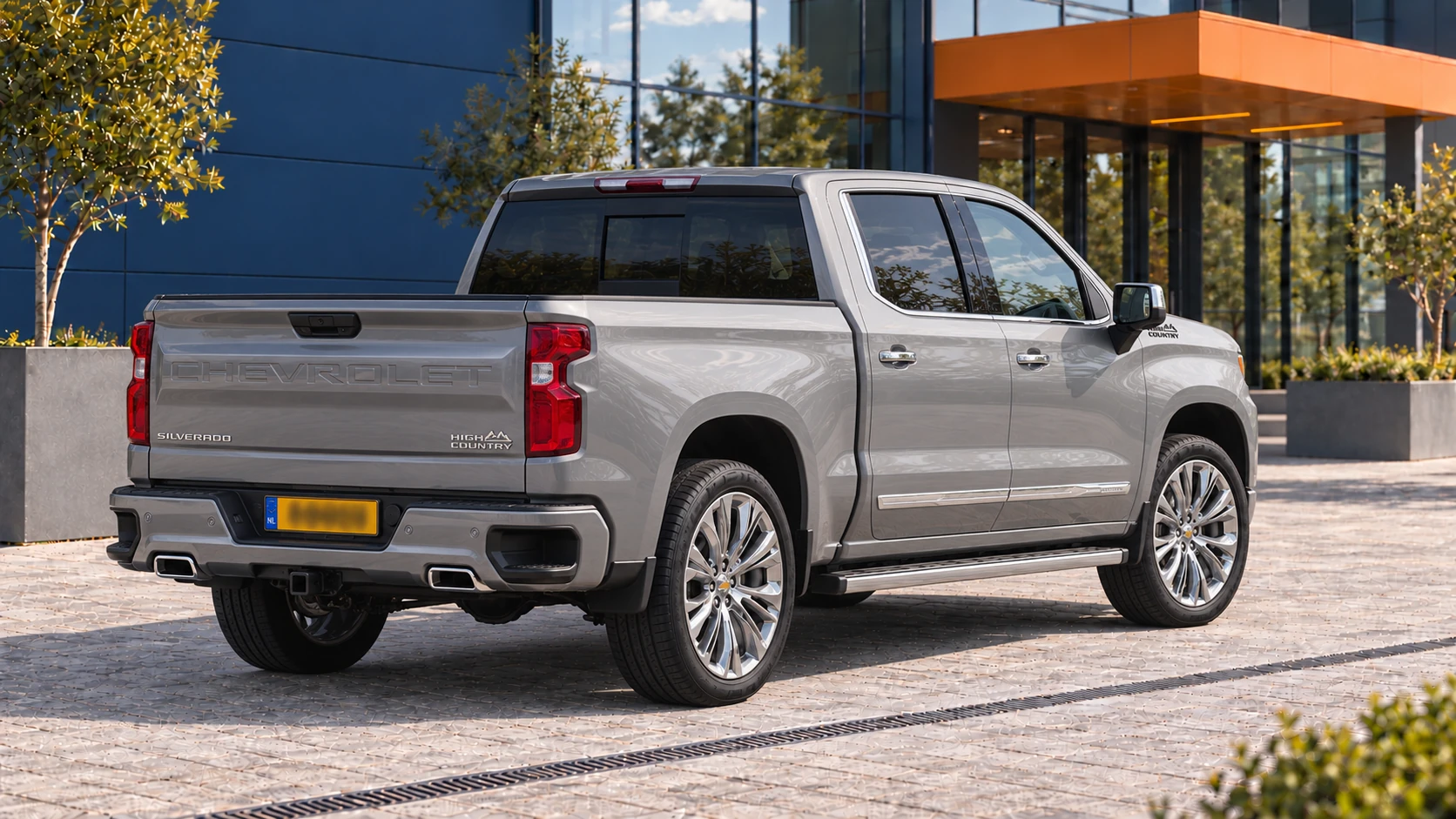 Achterzijde van dezelfde grijze Chevrolet Silverado 1500 High Country Crew Cab