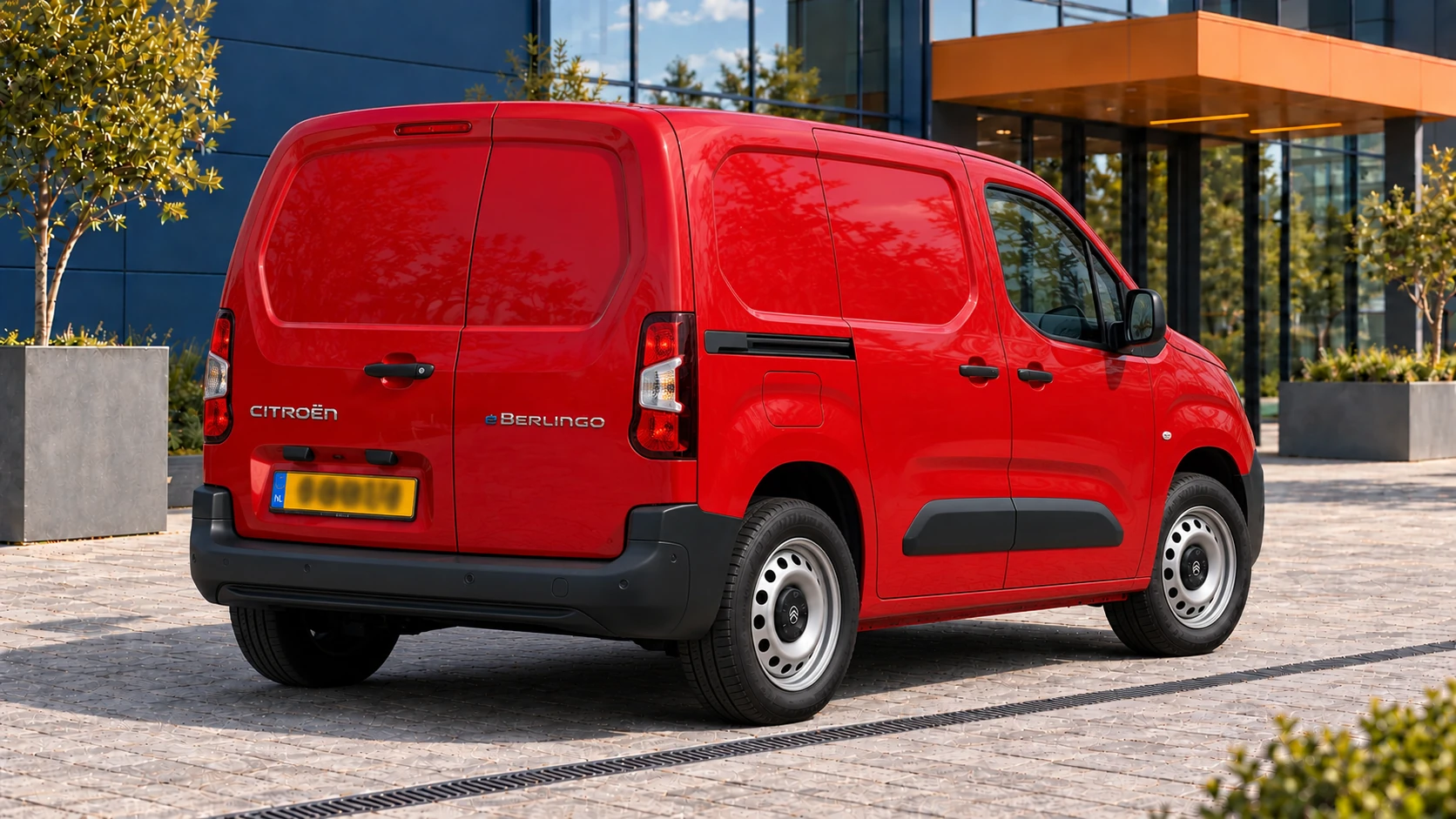 Achterzijde van dezelfde rode Citroën ë-Berlingo Van met dubbele achterdeuren