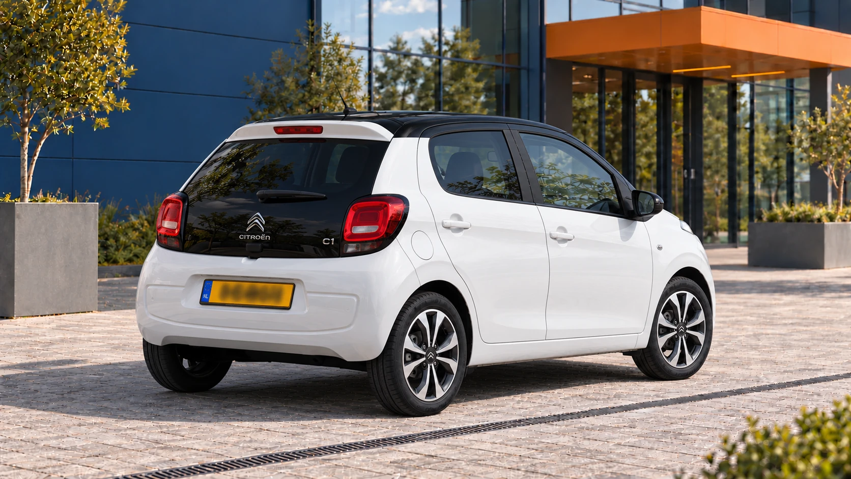 Achterzijde van dezelfde witte Citroën C1 vijfdeurs