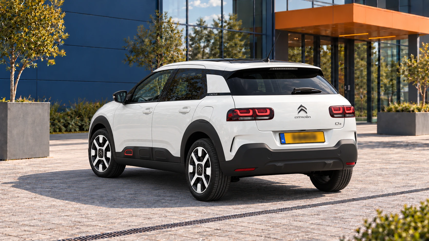 Achterzijde van dezelfde witte Citroën C4 Cactus