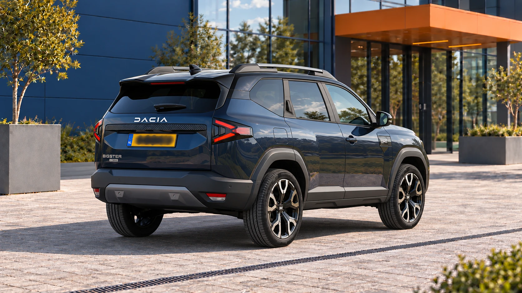 Achterzijde van dezelfde blauwe Dacia Bigster Hybrid 155 Journey