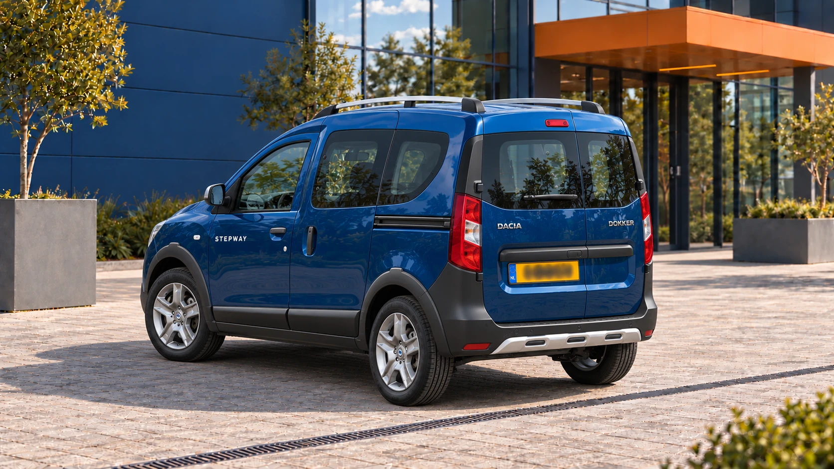 Achterzijde van dezelfde blauwe Dacia Dokker Stepway met glazen achterdeuren