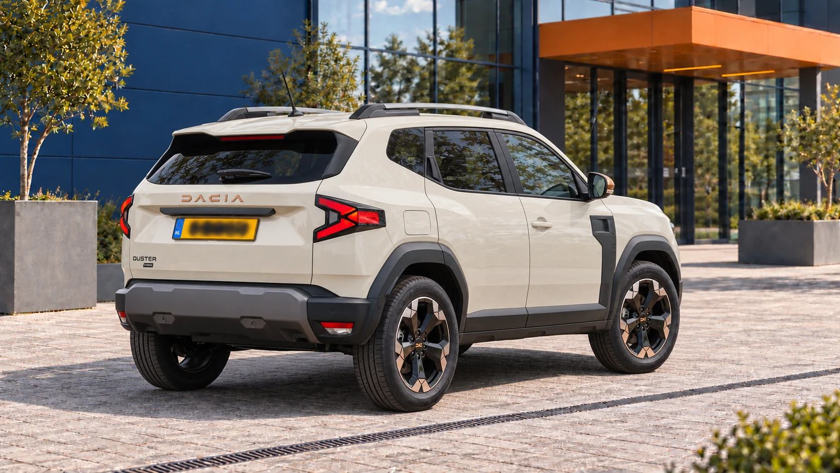 Achterzijde van dezelfde lichtbeige Dacia Duster