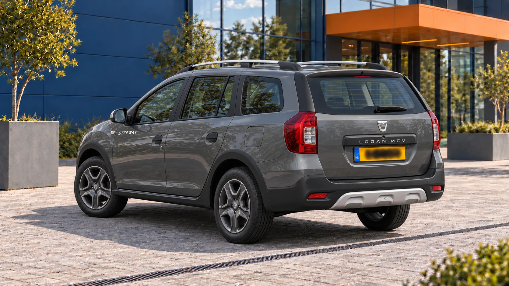 Achterzijde van dezelfde grijze Dacia Logan MCV Stepway