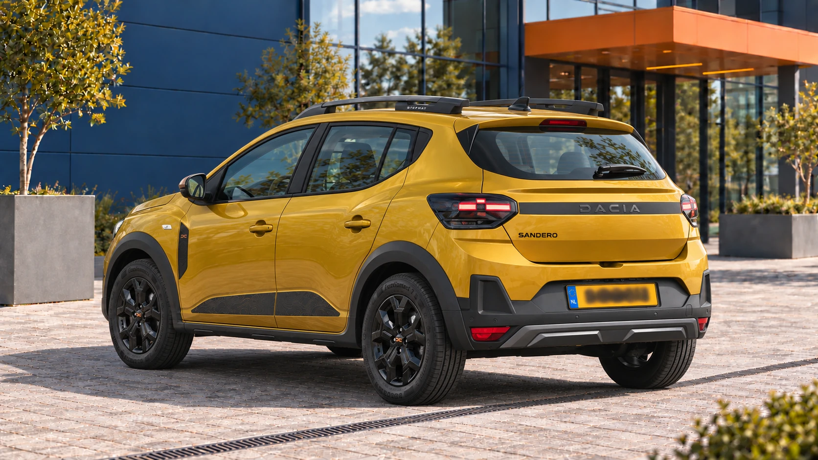 Achterzijde van dezelfde gele Dacia Sandero Stepway
