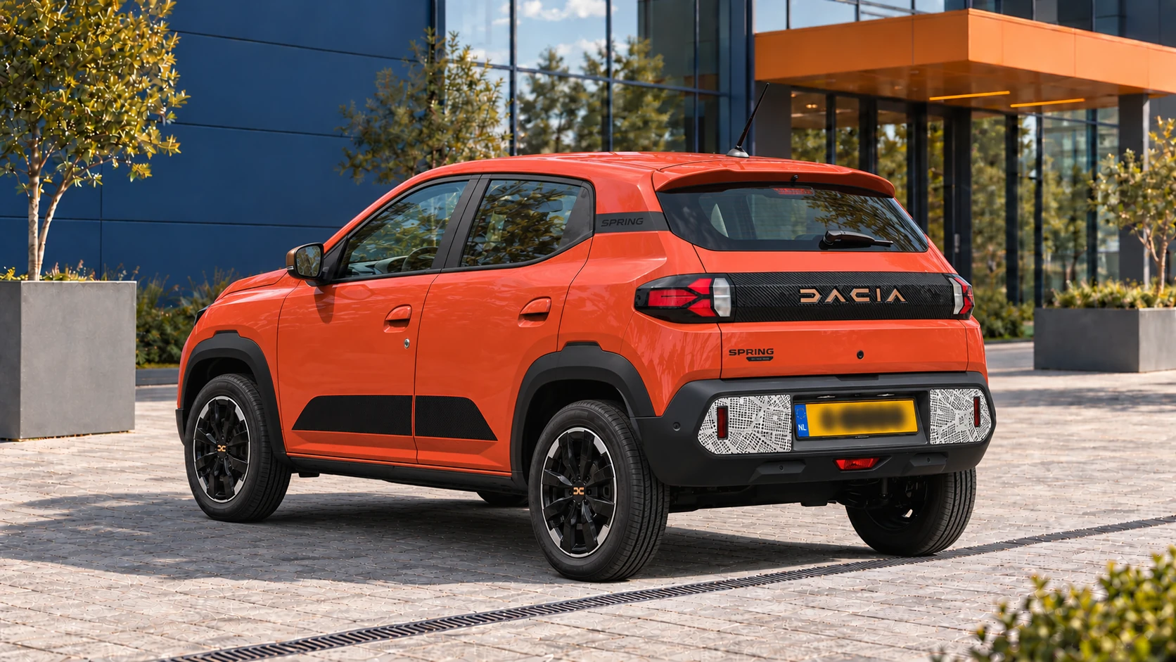 Achterzijde van dezelfde rode Dacia Spring