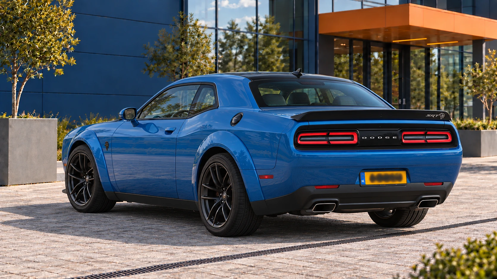 Achterzijde van dezelfde blauwe Dodge Challenger SRT Hellcat Redeye Widebody