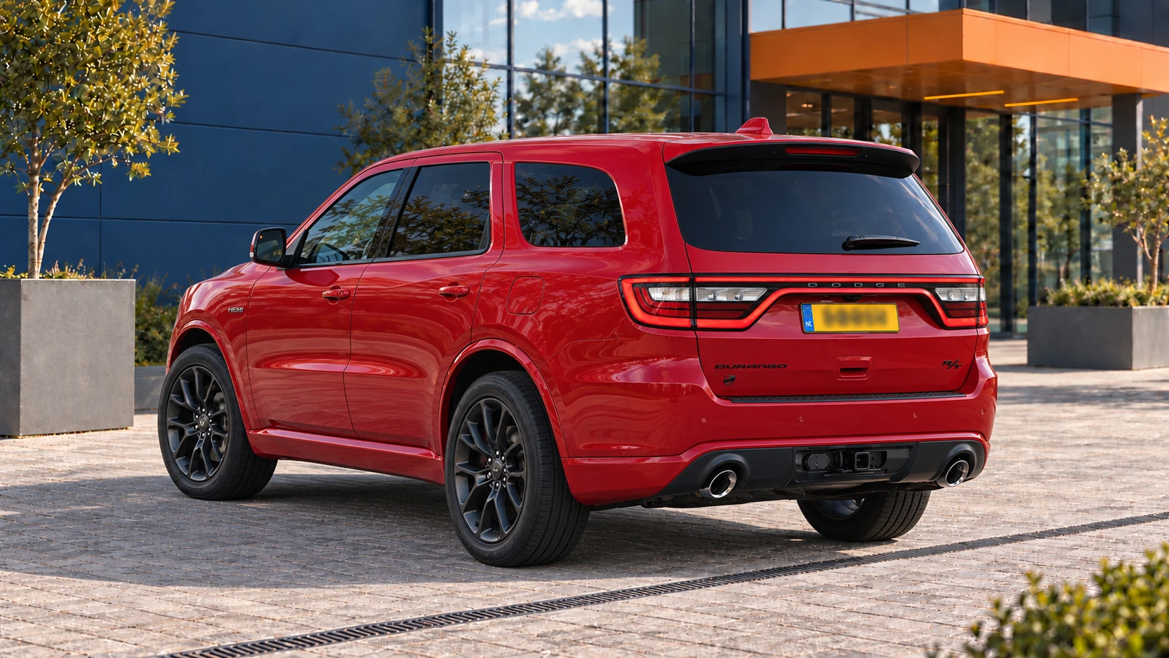 Achterzijde van dezelfde rode Dodge Durango R/T Tow N Go