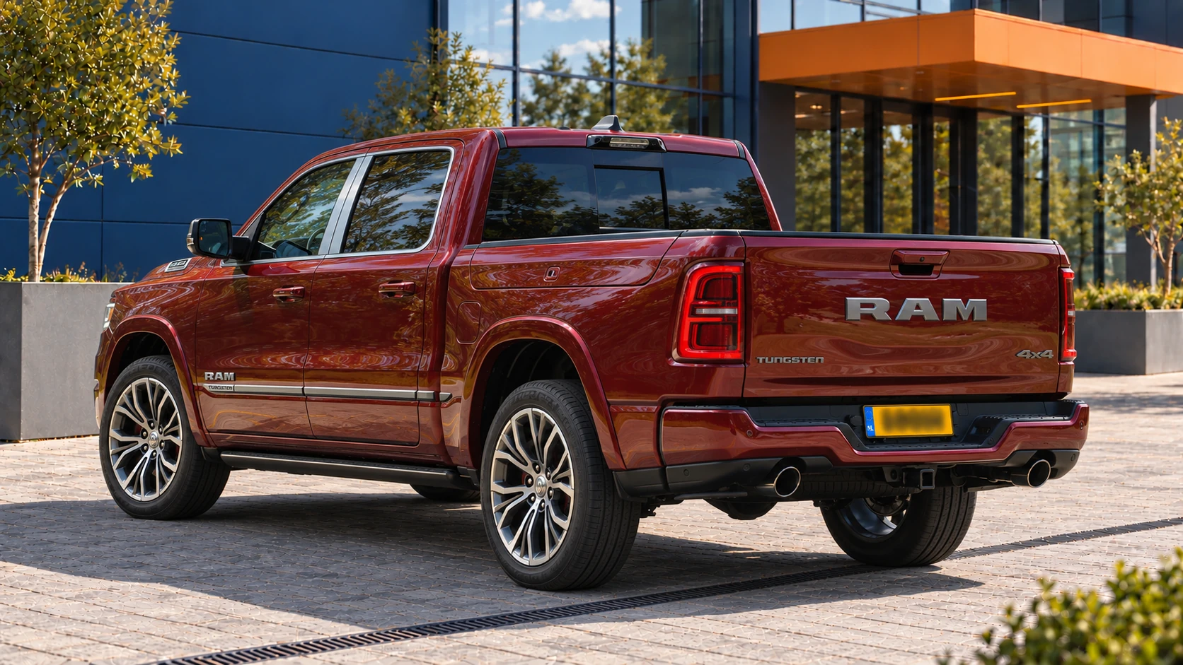 Achterzijde van dezelfde rode Ram 1500 Tungsten met RamBox
