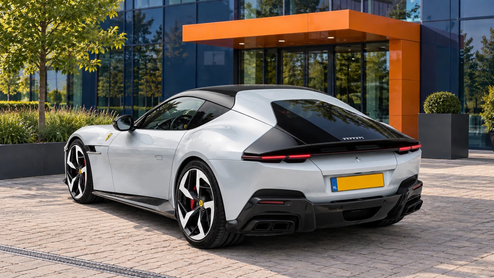 Achterzijde van dezelfde witte Ferrari 12Cilindri Coupé
