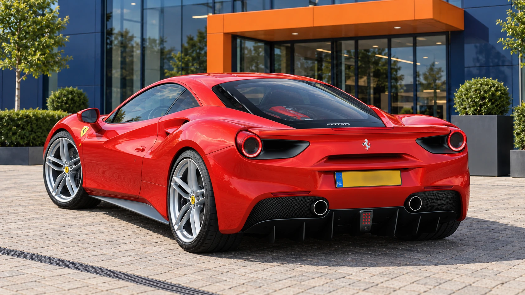 Achterzijde van dezelfde rode Ferrari 488 GTB Coupé